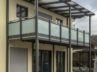 Balkonanbau mit Ueberdachung und Glasbalkon